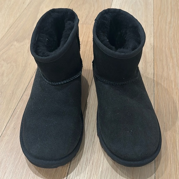 Girls Ultra Uggs - black - size 4 - Picture 1 of 6